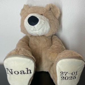 Knuffelbeer met naam en geboortedatum.