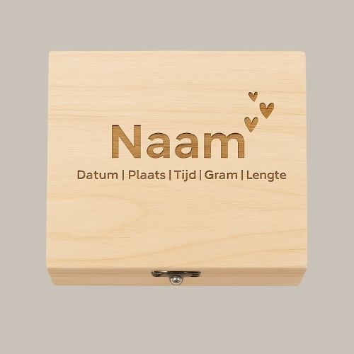 83 Herinnering box met geboorte gegevens en naam en hartjes