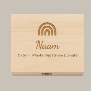 Herinnering box met geboorte gegevens en regenboog