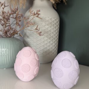 Decoratieve paaseieren met reliëf.